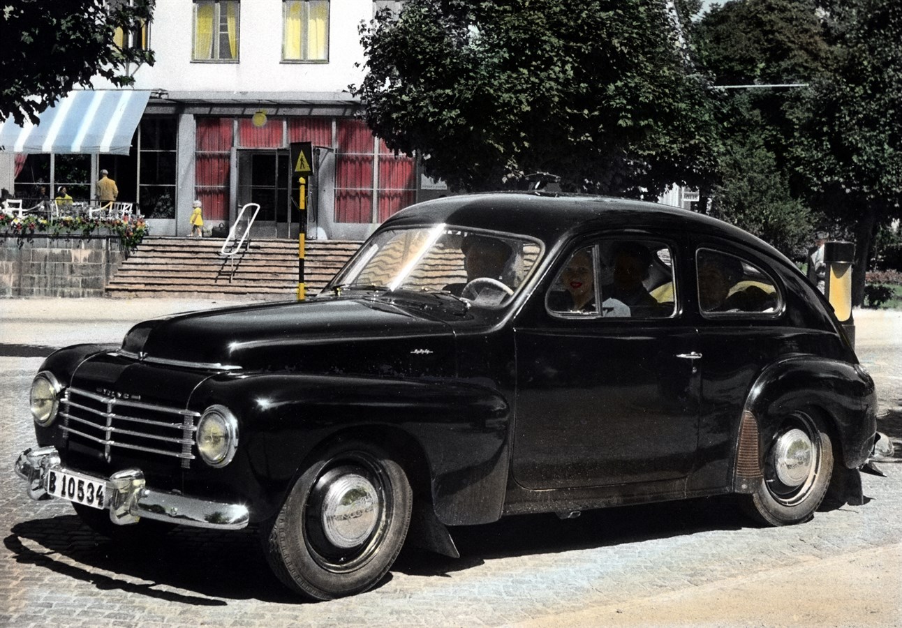 Una vettura della prima serie PV444 a pieno carico in una graziosa fotografia colorata a mano dei tardi anni '40, quando in Svezia era ancora in vigore la guida a sinistra. La fotografia è stata scattata nella cittadina di Kungsbacka, 25 km a sud di Göteborg.