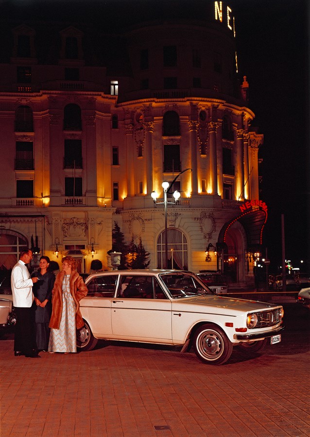 142S, 1969, US version outside Hotel Negresso in Nice