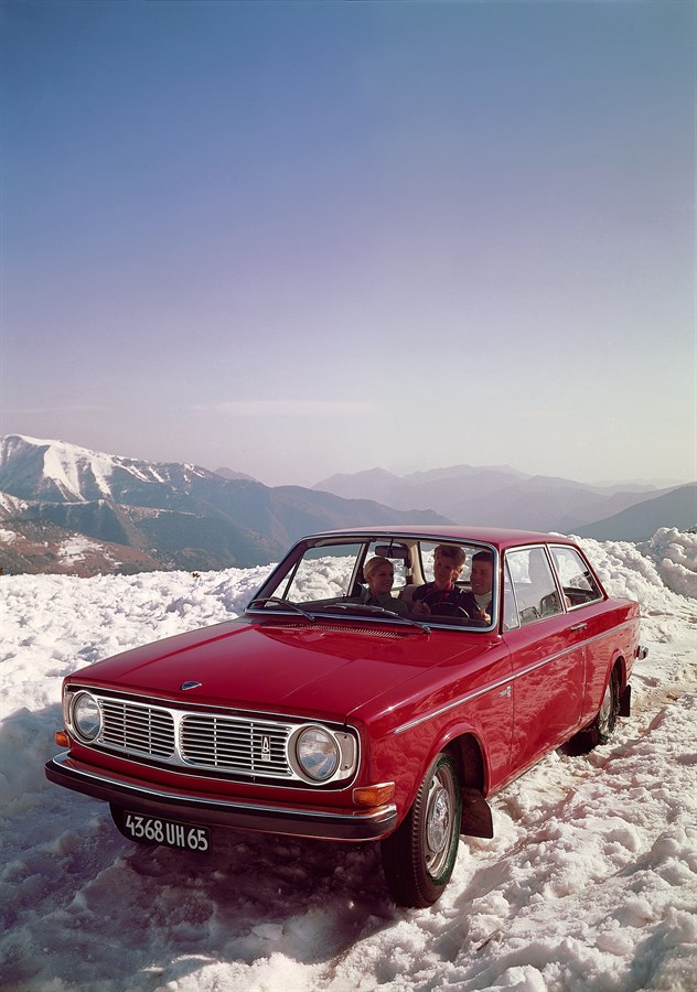 142S, 1969, with snow chains on rear wheels
