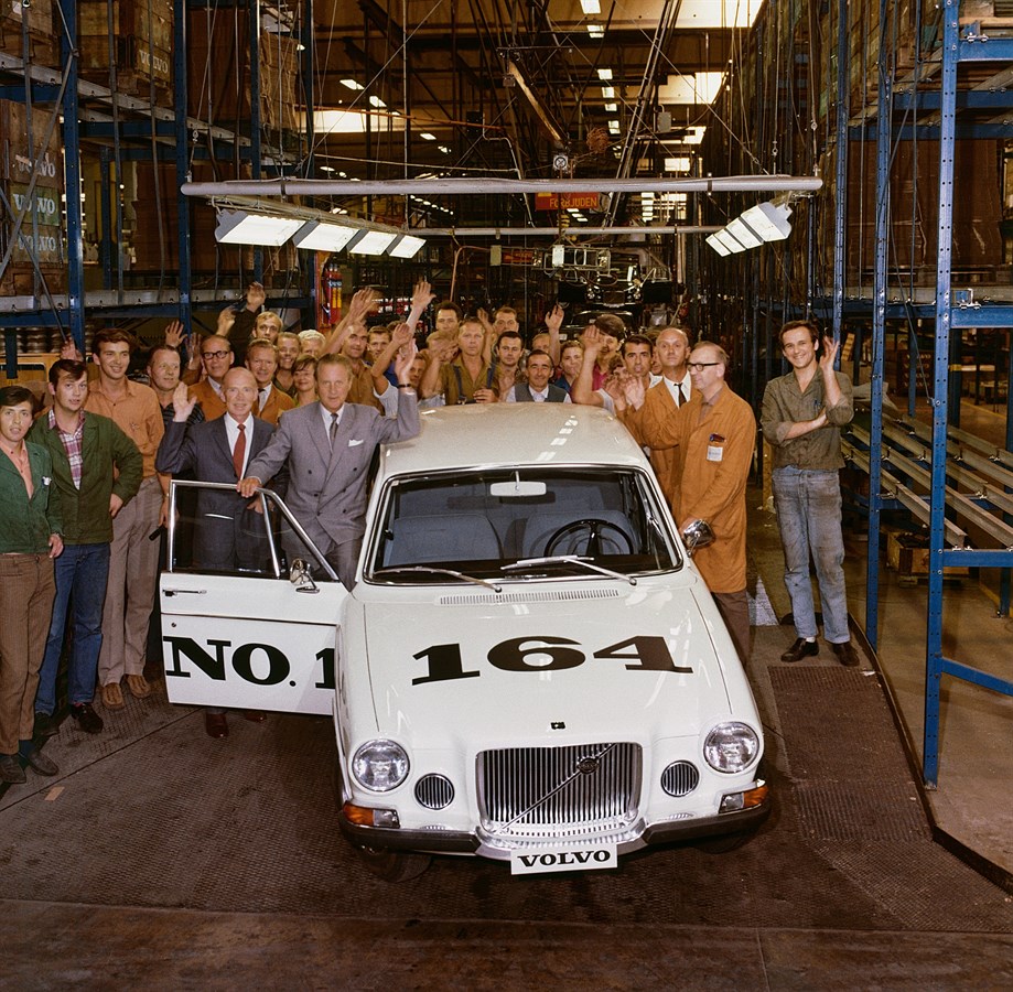 The first 164 produced, Technical Manager Svante Simonsson (left) and CEO Gunnar Engellau with Volvo 164 No1, 1968