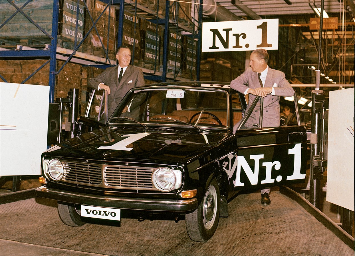 The first series production 144, produced at the Torslanda Plant in August 1966. Little did Svante Simonsson, at left, or Gunnar Engellau know that this was to become Volvo's first million-seller.