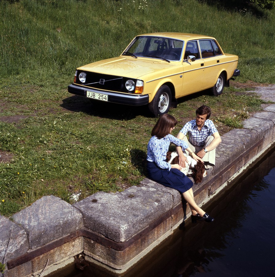Gli anni '70 sono già avvolti nella nostalgia, e sembrano oggi molto lontani. La 240, con il suo lato anteriore caratteristico, influenzato dal concetto di sicurezza Volvo VESC, è ancora oggi per molti, in tutto il mondo, la quintessenza delle vetture Volvo.