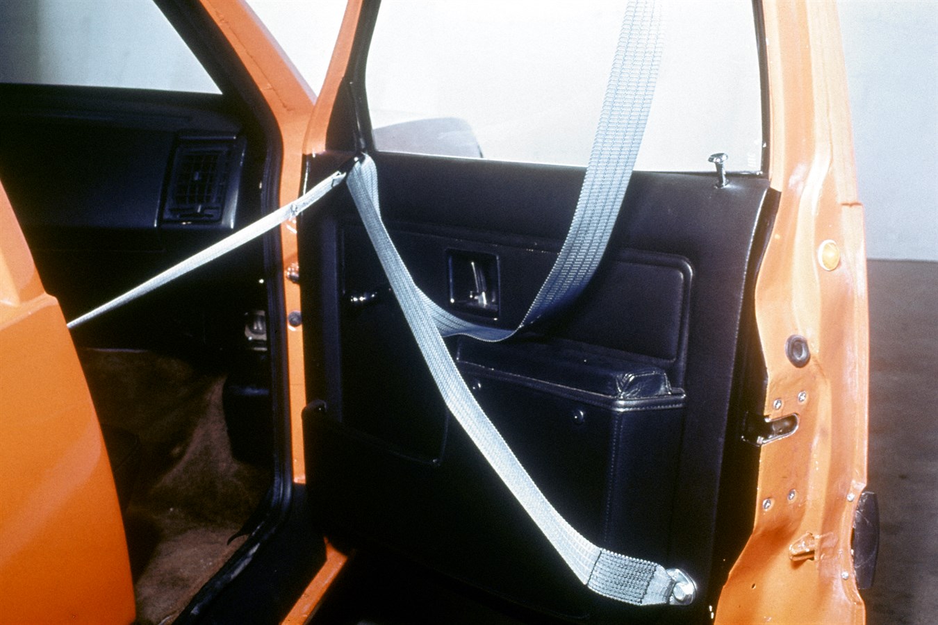 Vettura di sicurezza sperimentale Volvo (VESC, Volvo Experimental Safety Car), 1972; vennero realizzate varie vetture VESC, per collaudare una serie di nuove funzioni di sicurezza e verificare la reazione del pubblico agli aspetti della linea della Volvo 240, lanciata due anni più tardi. Il modello VESC disponeva di zone a deformazione controllata e di una protezione contro il ribaltamento.