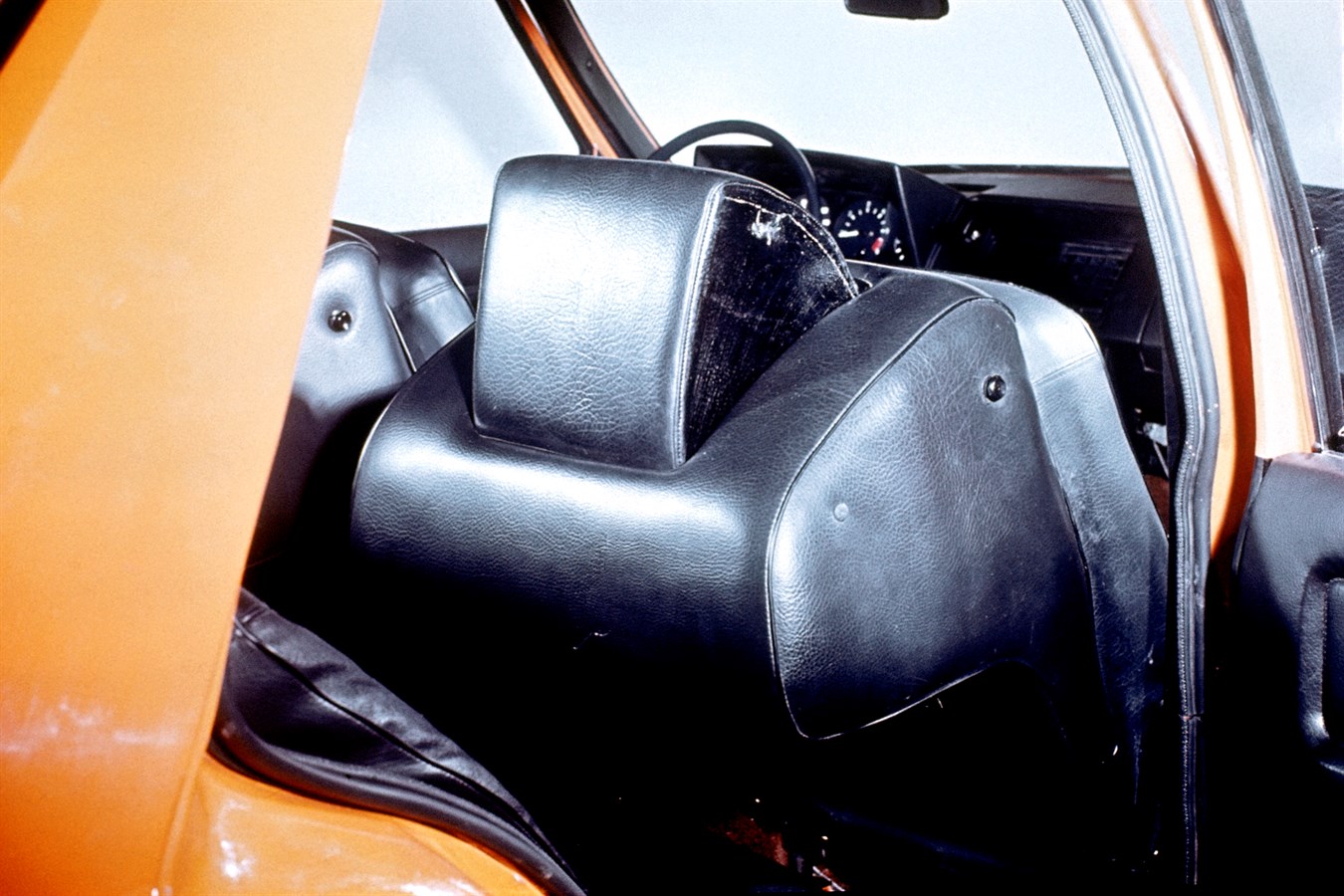 Vettura di sicurezza sperimentale Volvo (VESC, Volvo Experimental Safety Car), 1972; vennero realizzate varie vetture VESC, per collaudare una serie di nuove funzioni di sicurezza e verificare la reazione del pubblico agli aspetti della linea della Volvo 240, lanciata due anni più tardi. Il modello VESC disponeva di zone a deformazione controllata e di una protezione contro il ribaltamento.