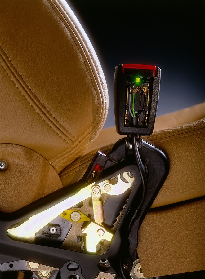 Mechanical safety belt pretensioner, introduced 1987