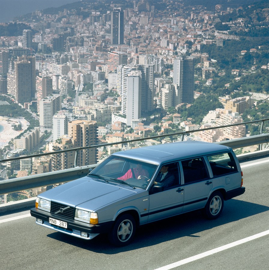 740 Turbo, 1987, above Monaco