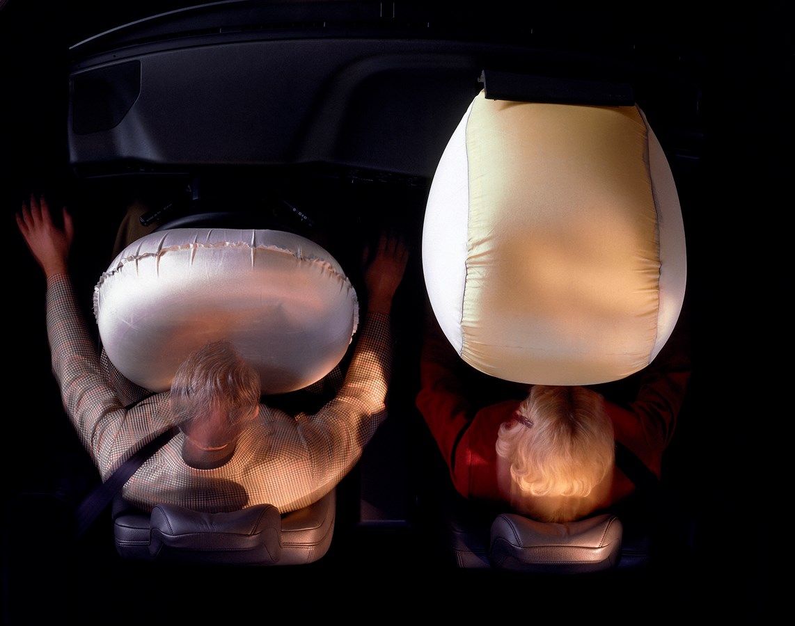L'airbag anteriore per il passeggero, introdotto nel 1992, su una 850, 1994