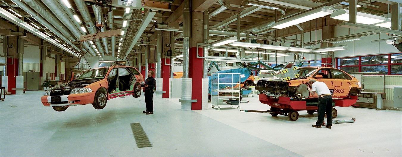 Centro Volvo Cars per la sicurezza, officina di preparazione delle vetture per le prove