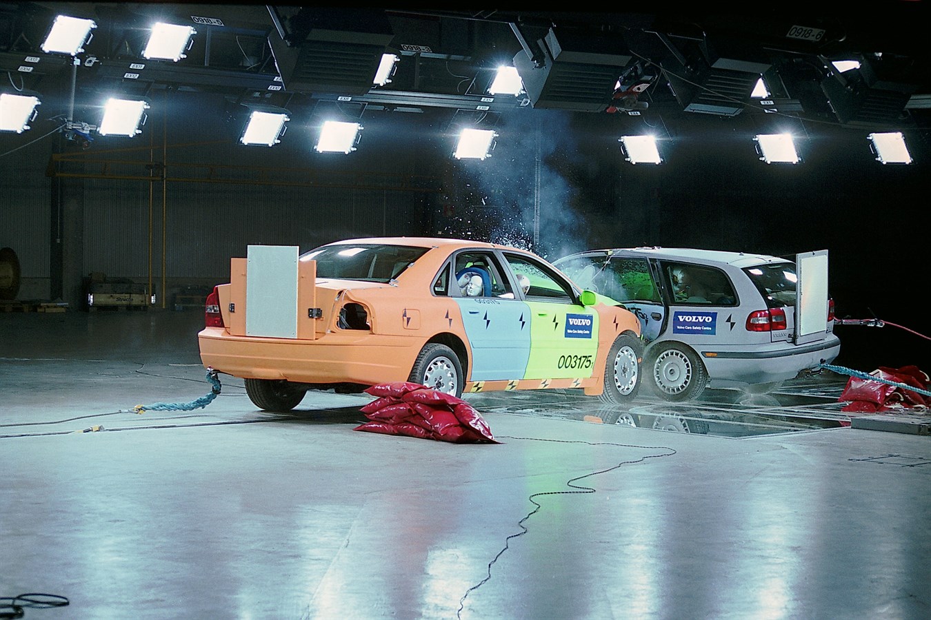 Centro Volvo Cars per la sicurezza, laboratorio collisioni, collisione con impatto frontale (S80) e laterale (V40)