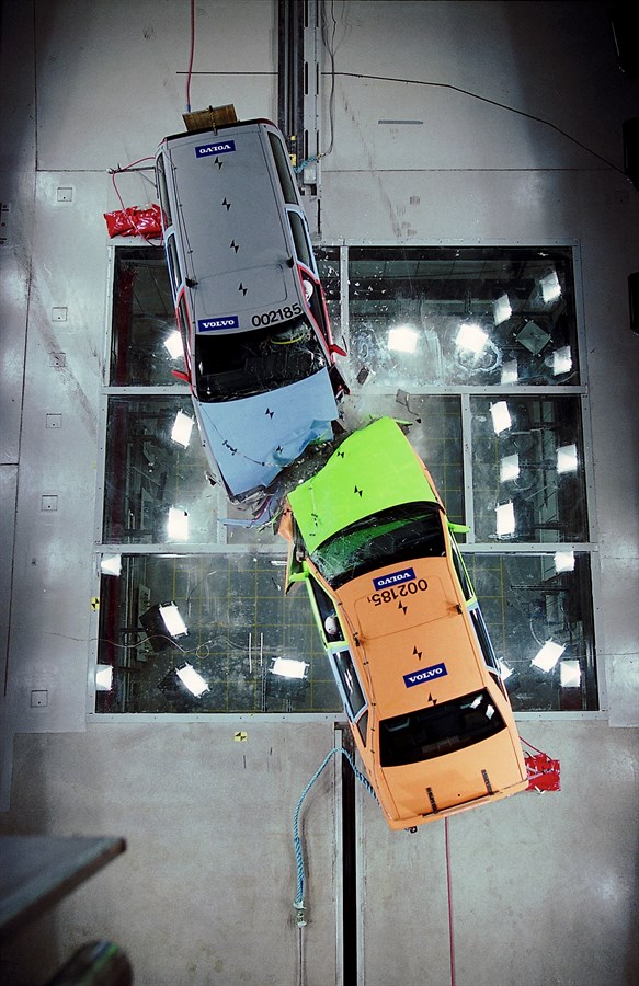 Centro Volvo Cars per la sicurezza, barriera per le prove di collisione sfalsata