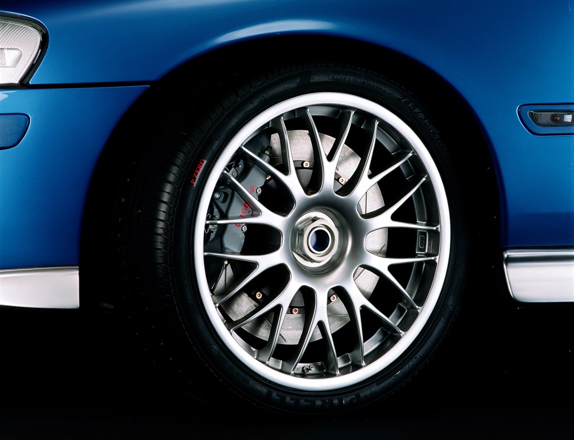 Volvo, prototipo di vettura a elevate prestazioni Volvo PCC (Performance Concept Car), 2000, cerchi al magnesio da 19 pollici; una berlina dalle prestazioni elevate, dotata di AWD a controllo elettronico, di un motore da 300 CV e di uno dei più sofisticati sistemi del mondo per il controllo continuo del telaio. Un precursore del modello S60 R