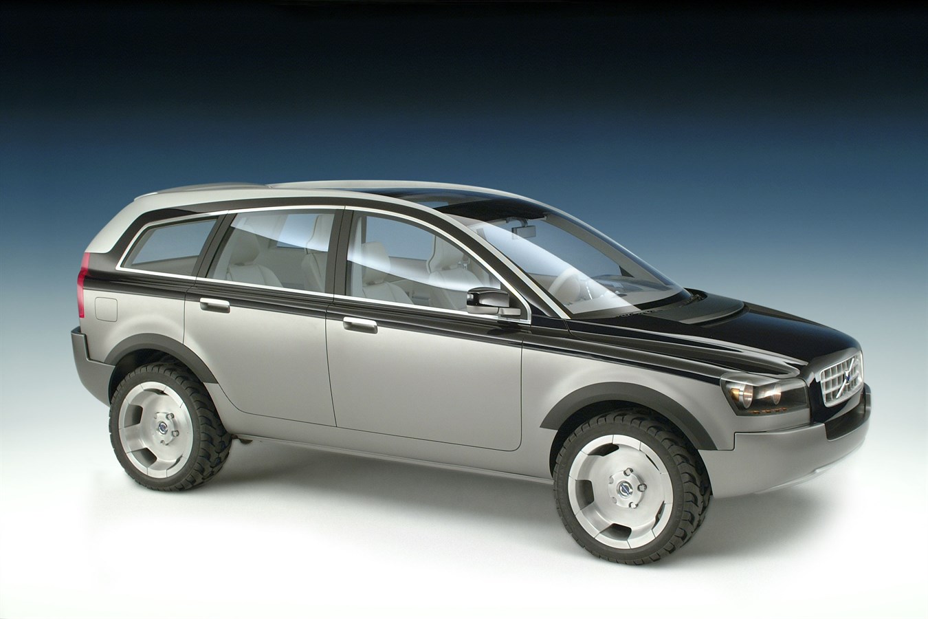 Il prototipo Volvo ACC (Adventure Concept Car), 2001. Il prototipo ACC venne esposto per la prima volta presso il salone dell'auto di Ginevra, circa due anni prima dell'introduzione sul mercato del SUV Volvo XC90; non venne tenuto segreto il fatto che si trattava di un'anteprima di ulteriori evoluzioni future.