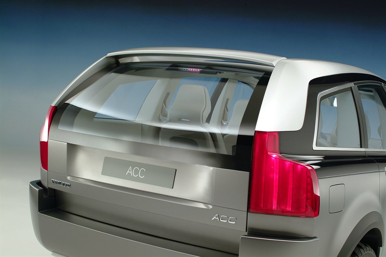 Il prototipo Volvo ACC (Adventure Concept Car), 2001. Il prototipo ACC venne esposto per la prima volta presso il salone dell'auto di Ginevra, circa due anni prima dell'introduzione sul mercato del SUV Volvo XC90; non venne tenuto segreto il fatto che si trattava di un'anteprima di ulteriori evoluzioni future.