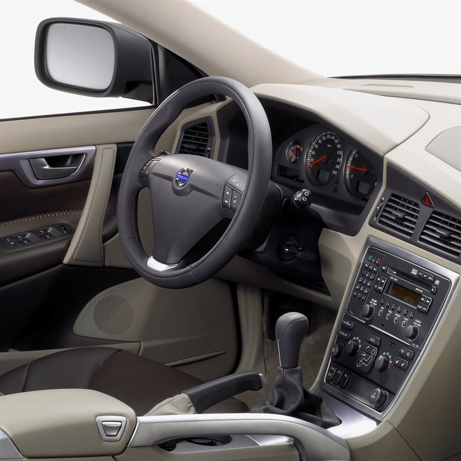 XC70, Dashboard, Brown leather B984, Leather/Alu Sport steering wheel, Sport gaiter, Mesh inlay