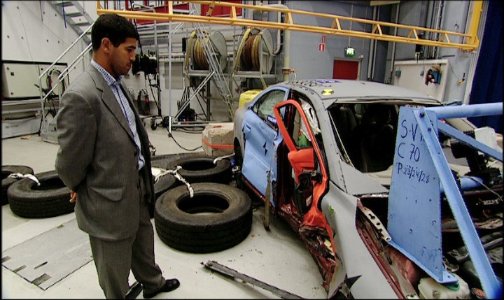 Samir Ladraa nel laboratorio Volvo per le prove di collisione