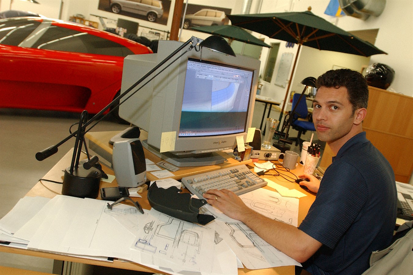 Ravi D'souza presso il centro di monitoraggio Volvo VMCC di Camarillo, in California