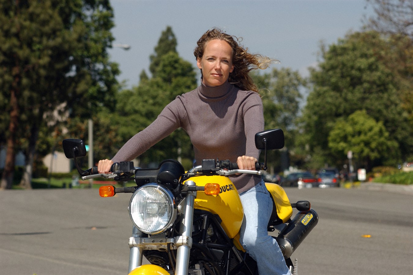 Tisha Johnson in bicicletta all'esterno del centro di monitoraggio Volvo VMCC di Camarillo, in California