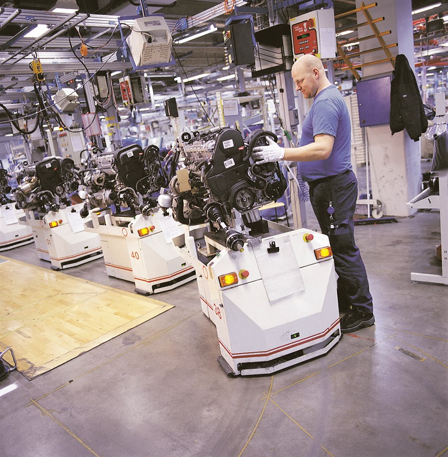 Volvo Cars Engine ECCT (Engine and Chassi Center Torslanda), Assembly of hoses, AC etc. on powerpack, 2004