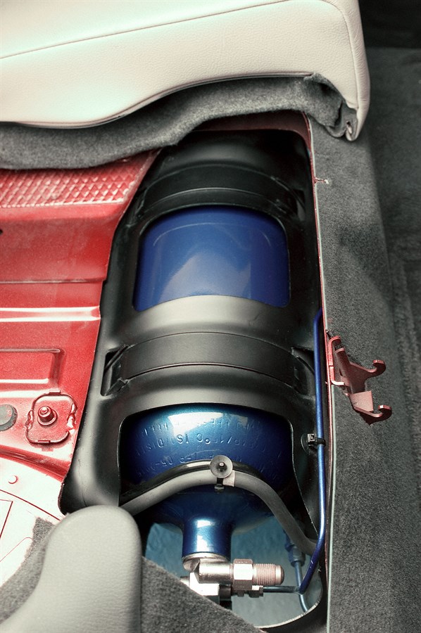S80 Bi-Fuel, piccolo serbatoio del metano sotto il sedile posteriore