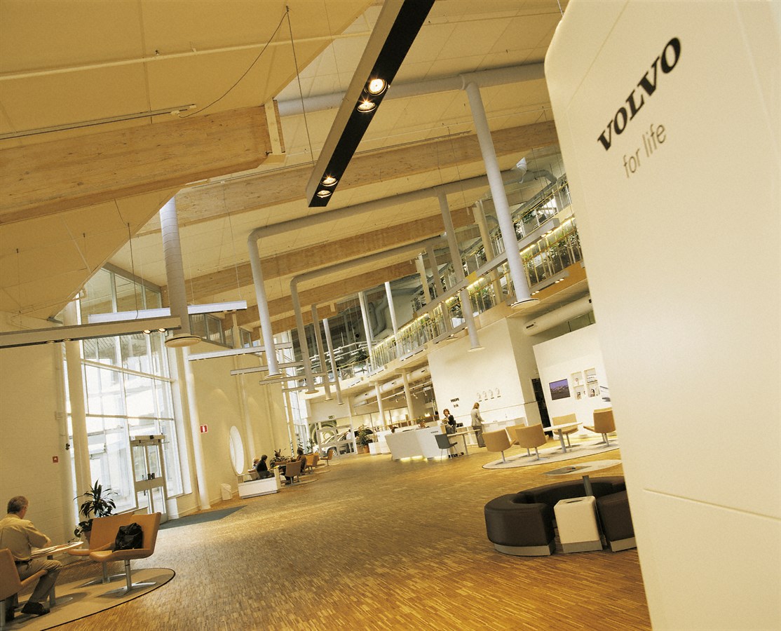 L'area della reception del centro consegne dello stabilimento Volvo Car di Torslanda, Göteborg, 2004