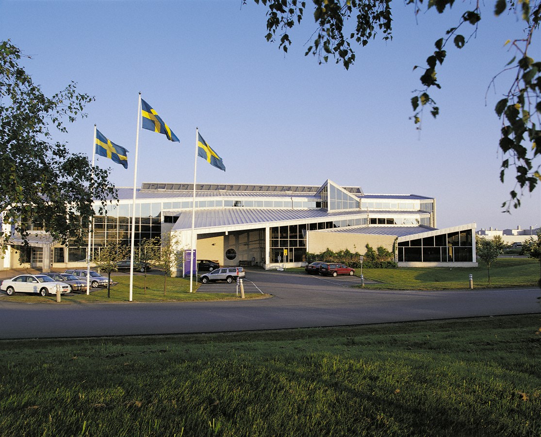 L'esterno del centro consegne dello stabilimento Volvo Car di Torslanda, Göteborg, 2004