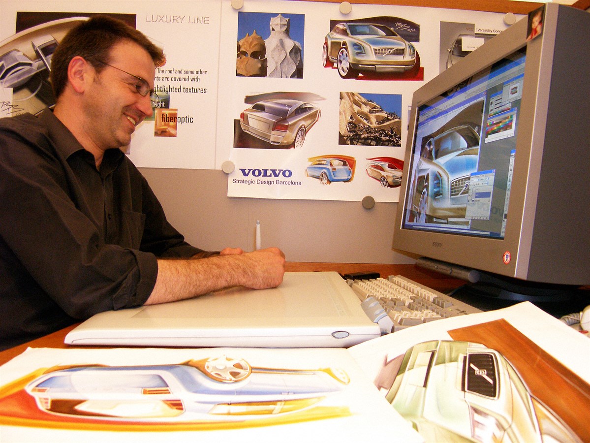 Il Signor Rafael Sanchis, progettista presso il centro per la progettazione strategica Volvo Cars di Barcellona, in Spagna