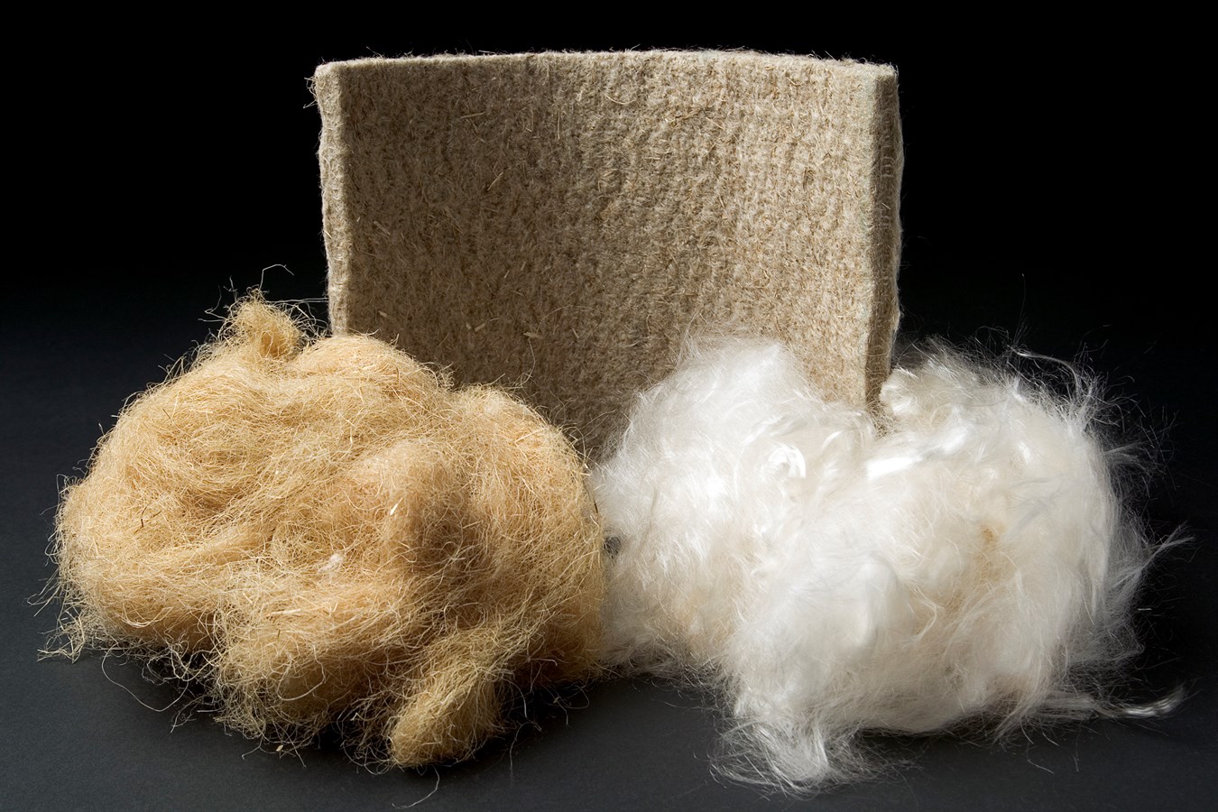 Materiali rinnovabili: fibre e tappetini realizzati utilizzando lino (70%) e cellulosa modificata (30 %).