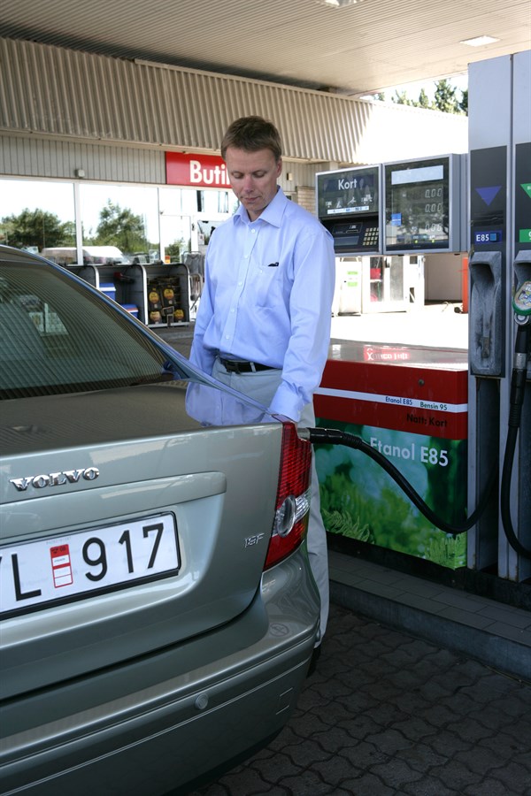 S40 FlexiFuel, fill up with E85 (85% bioethanol and 15% petrol) (available in Sweden)