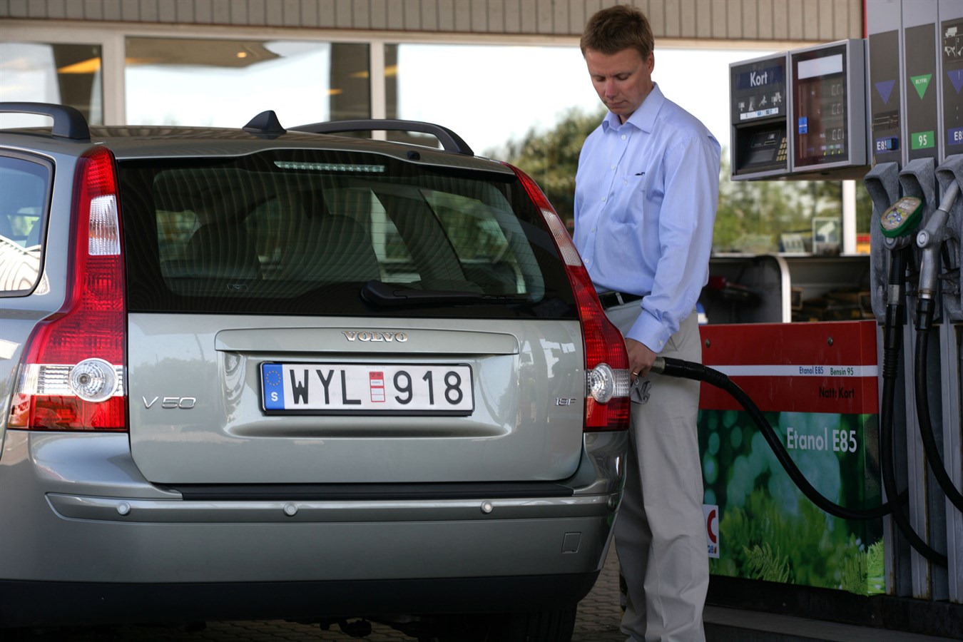 V50 FlexiFuel, fill up with E85 (85% bioethanol and 15% petrol) (available in Sweden)