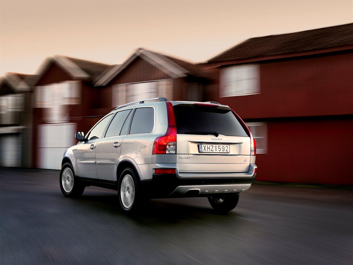 Volvo XC90, Electric Silver Metallic, Driving, Side Rear
