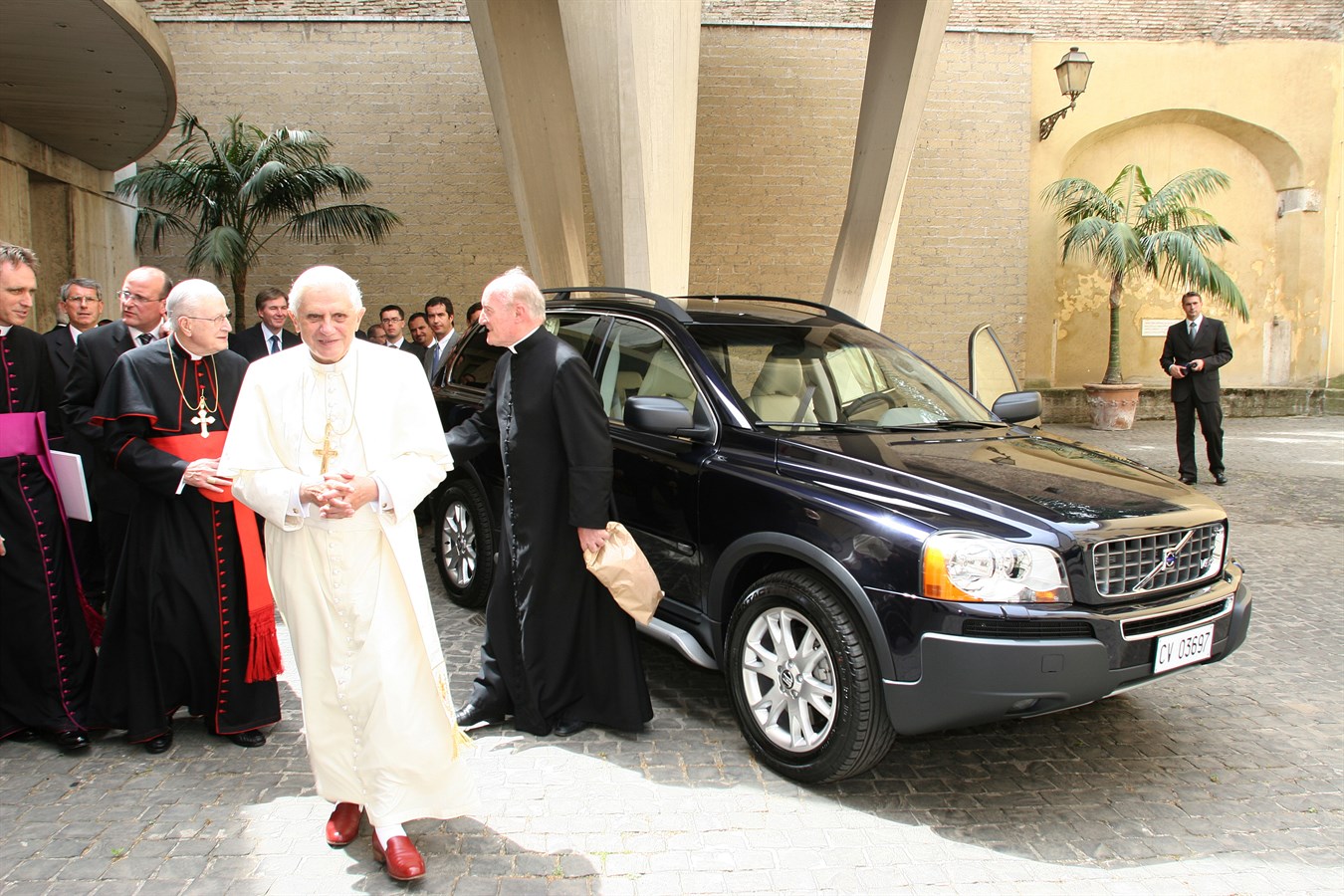 Volvo Cars presented His Holiness, Pope Benedict XVI, with a Volvo XC90 on Wednesday June 28th