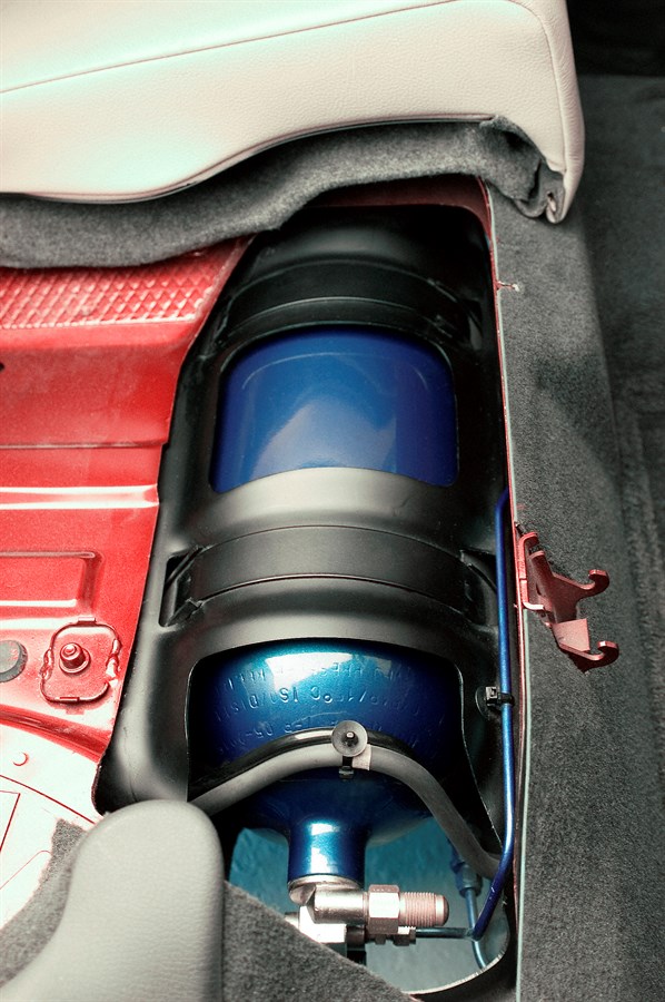 Volvo Bi-Fuel S60/V70, Small fuel tanks in steel for methane gas