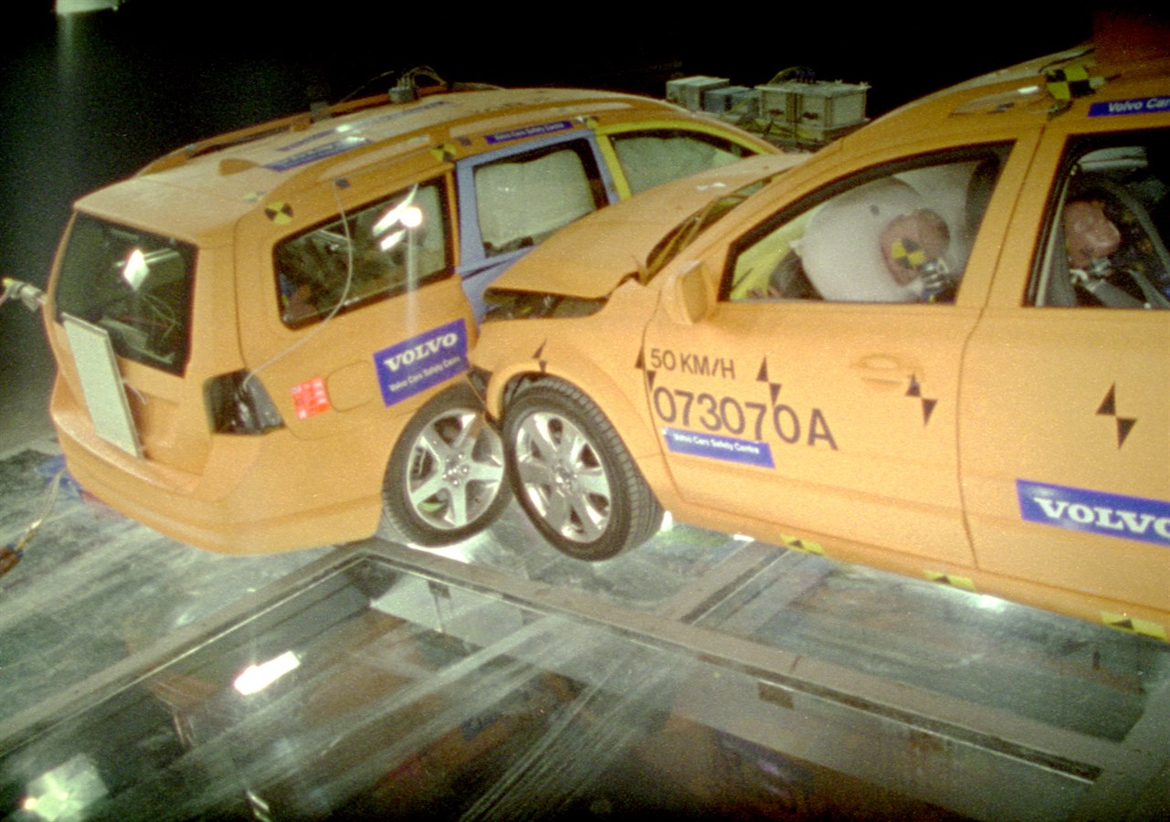 Side impact crash test of the all-new V70/XC70