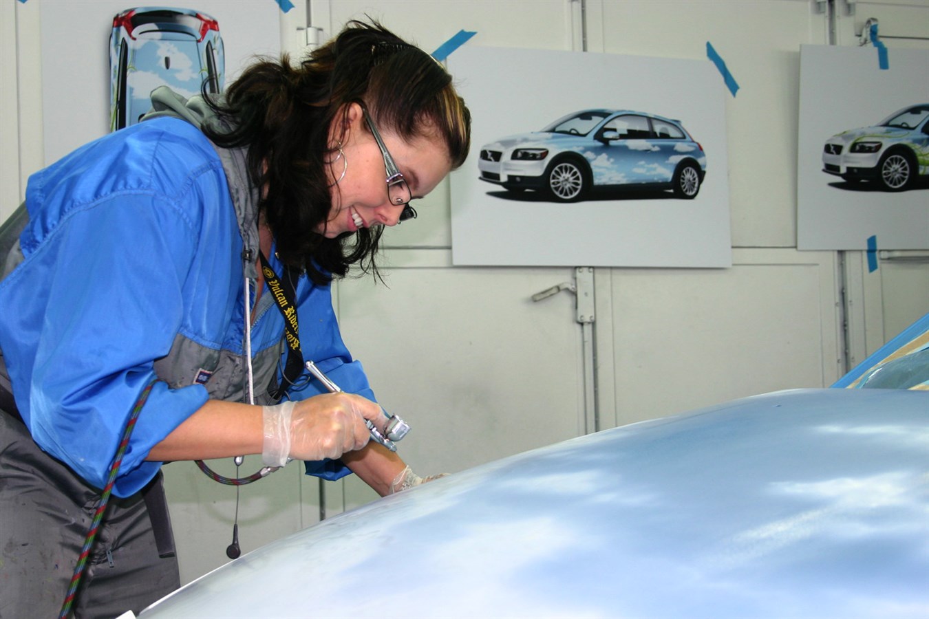 Volvo C30 Flexifuel STCC - Linda Tolind airbrush-konstnär lägger sista handen vid den nya tävlingsbilens design