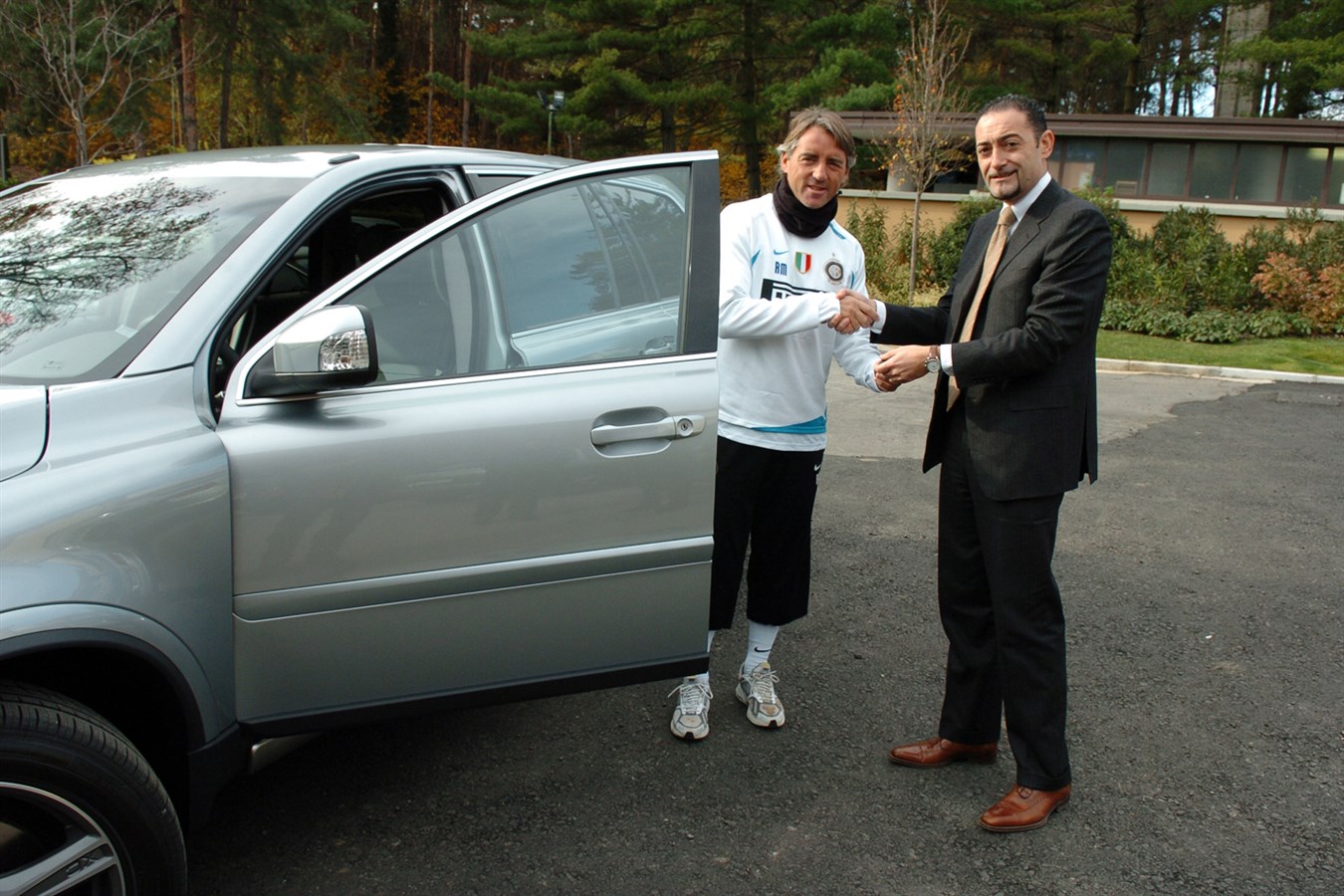 Roberto Mancini, allenatore dell'Inter, riceve le chiavi della sua Volvo XC90