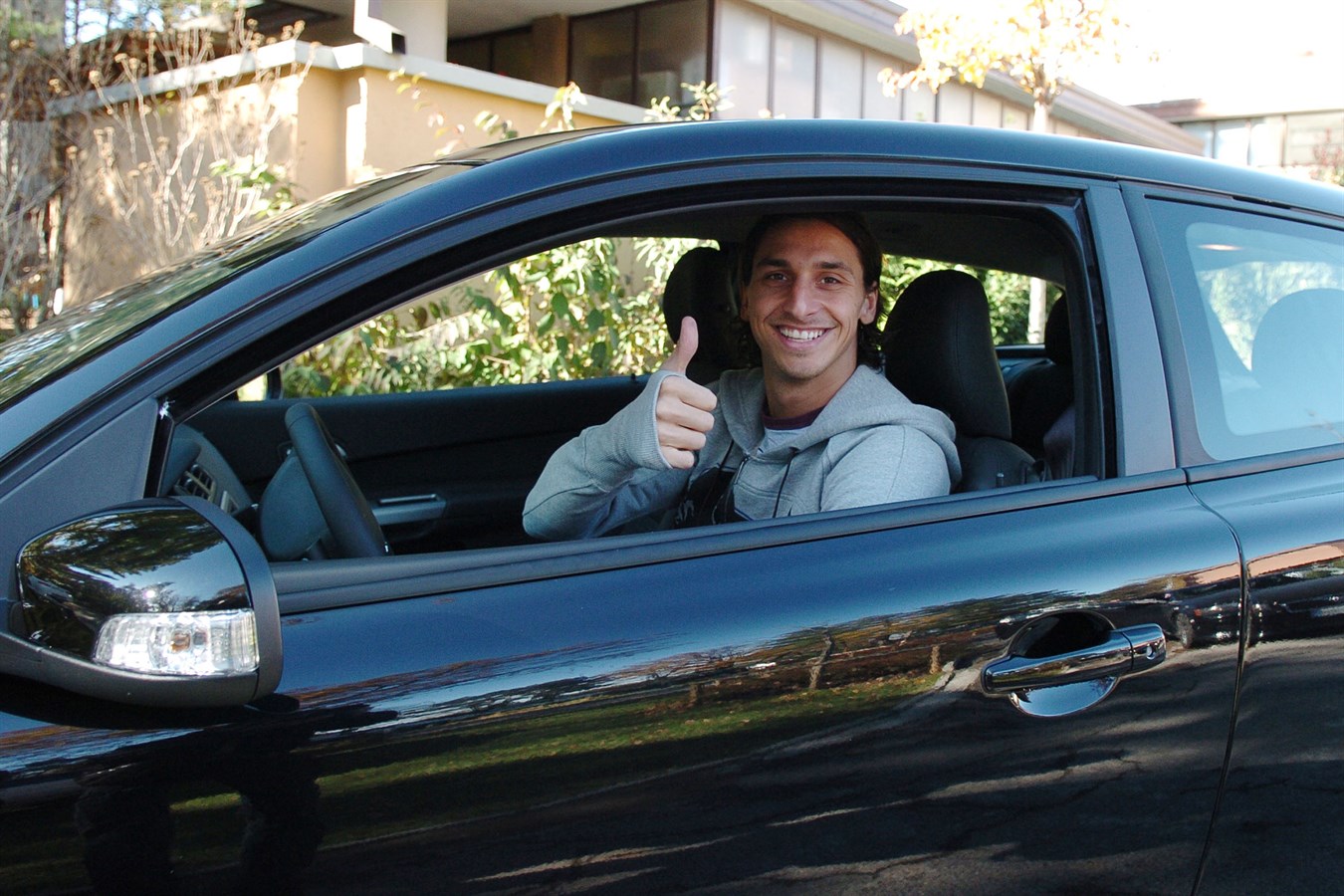 Zlatan Ibrahimovic, giocatore svedese dell'Inter, alla guida di una Volvo C30 T5.