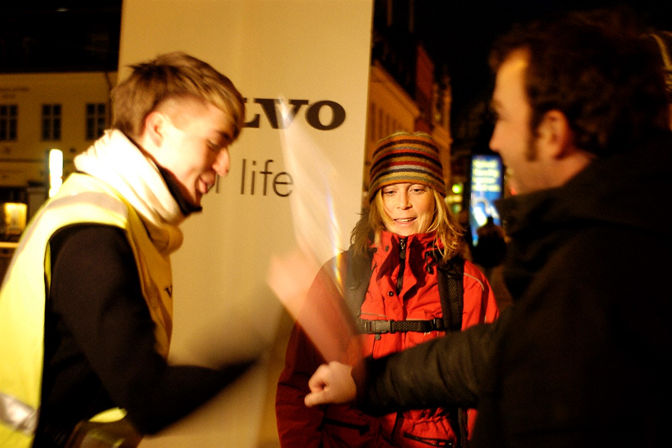 Volvo Cars personnel handing out reflectors.