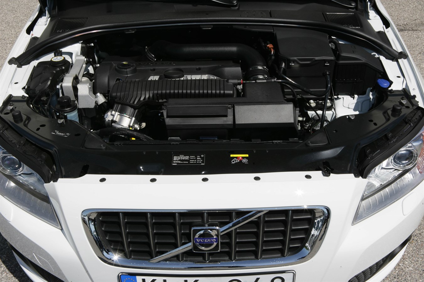 A Flexifuel engine with 200 hp (147kw), 2.5 litre turbo is available in Volvo V70 and S80 - responsibility for the environment with extra power.