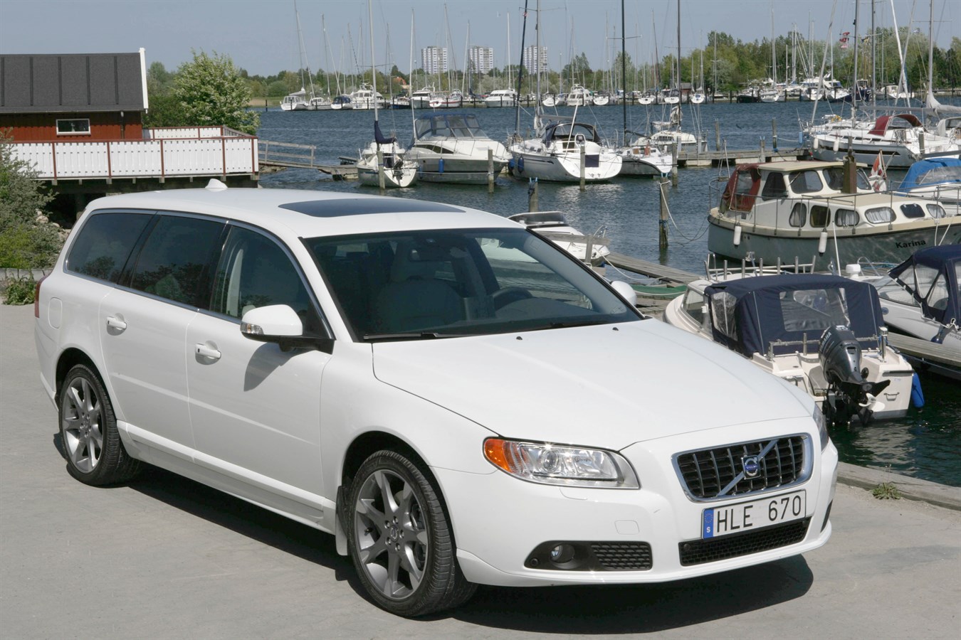 A Flexifuel engine with 200 hp (147kw), 2.5 litre turbo is available in Volvo V70 and S80 - responsibility for the environment with extra power.