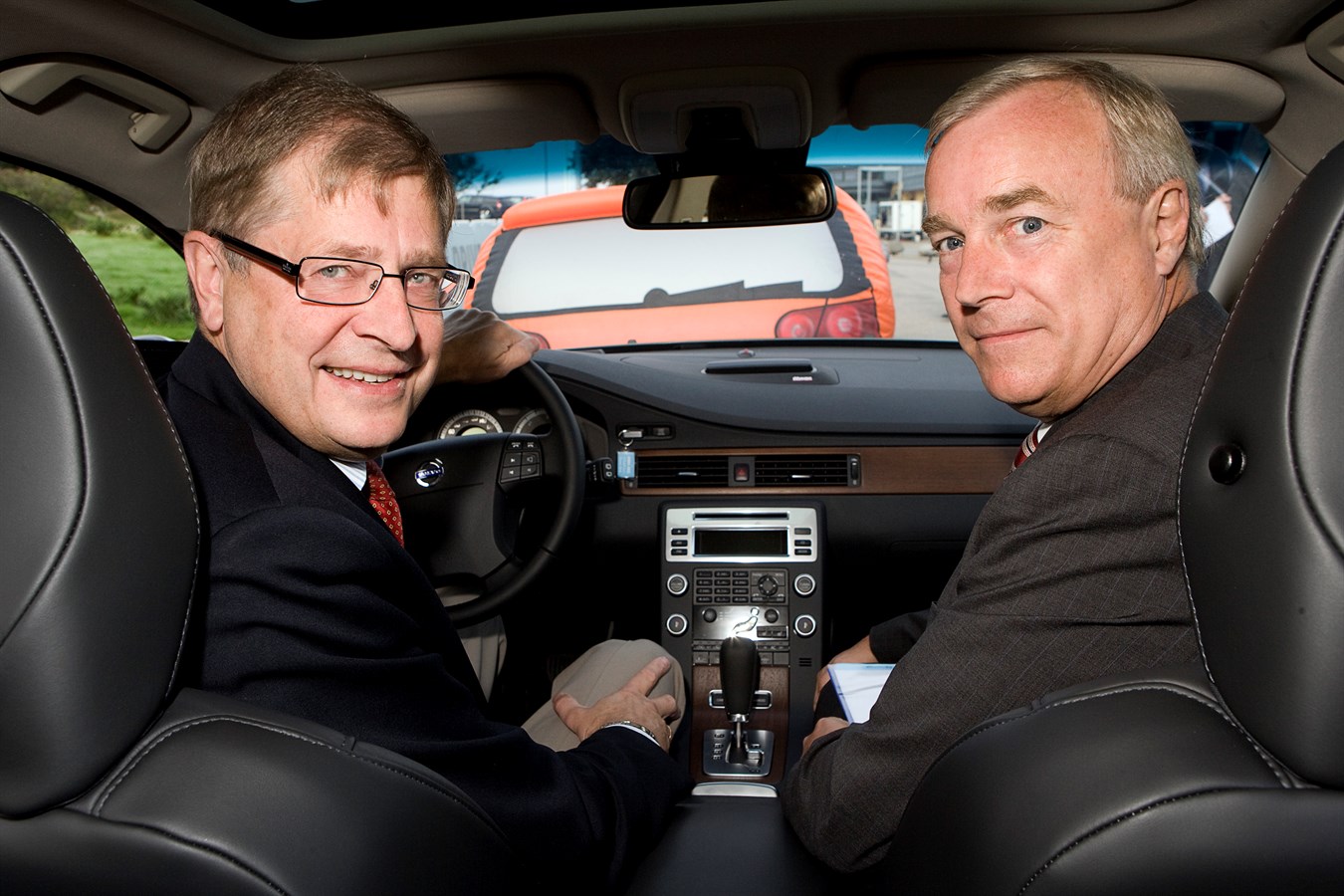 Volvo Cars’ President and CEO Fredrik Arp and the Swedish Road Administration’s Director General Ingemar Skogö signing declaration of intent, Ingemar Skogö behind the wheel.