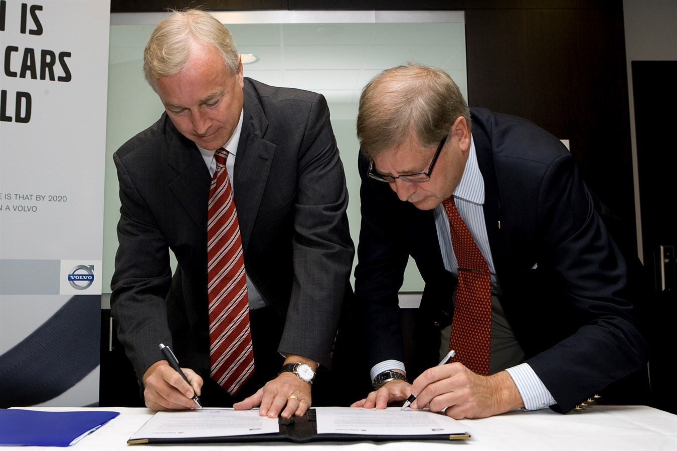 Volvo Cars’ President and CEO Fredrik Arp and the Swedish Road Administration’s Director General Ingemar Skogö signing declaration of intent.