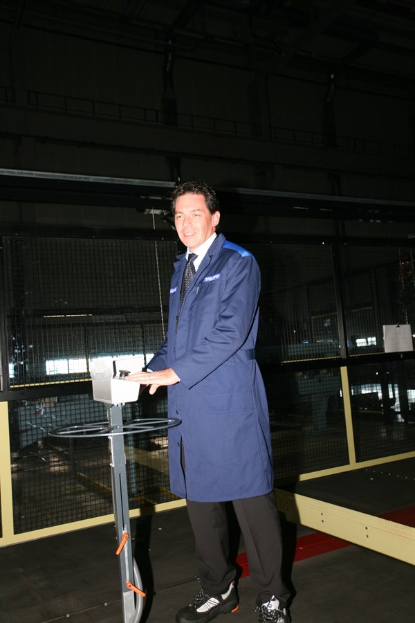 Steven Armstrong, COO, inaugurating new press line in Olofström.