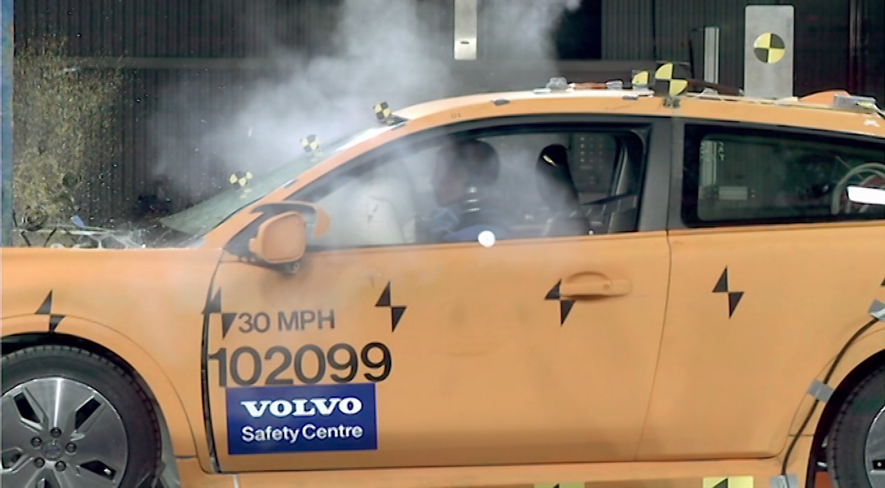Volvo Cars performs unique crash tests with electric cars - Video Still