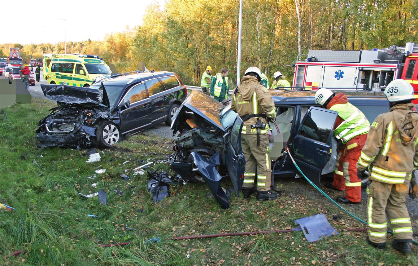 Authentic accident, 2009 (two images). Frontal collision involving two Volvo cars at high speed.