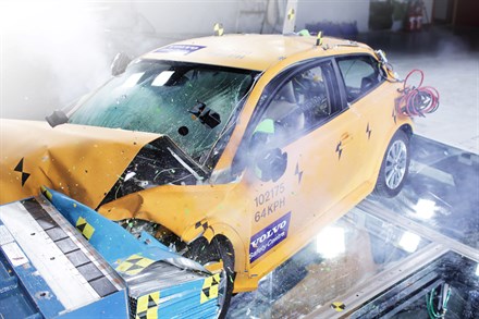 C30 Electric nach einem Crashtest - Volvo ist der weltweit erste Automobilhersteller, der auf einer Messe ein Elektrofahrzeug nach einem Crashtest zeigt