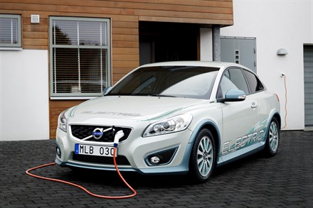Volvo beteiligt sich an der Entwicklung eines induktiven Aufladesystems für Elektrofahrzeuge