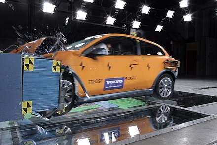 Front offset crash test, Volvo C30 Electric with body kit (0:47)