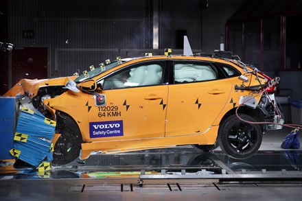 Volvo V40 front off-set small overlap crash test