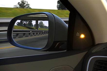 The all-new Volvo V40 – Enhanced Blind Spot Information System (BLIS) (0:18)