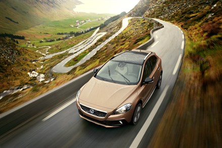 The all-new Volvo V40 Cross Country (3:00)